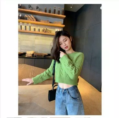 Len xanh croptop cá tính với quần jean năng động (Nguồn: Internet) Len xanh croptop cá tính với quần jean năng động (Nguồn: Internet)