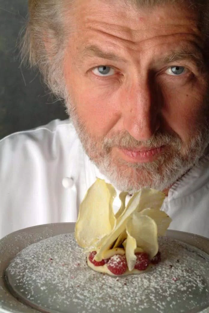 Đầu bếp Pierre Gagnaire với một tác phẩm bậc thầy vừa hoàn thành (Ảnh: Internet). Đầu bếp Pierre Gagnaire với một tác phẩm bậc thầy vừa hoàn thành (Ảnh: Internet).
