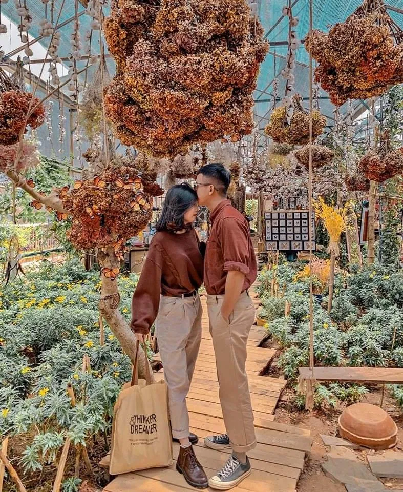 Không gian tràn ngập sắc hoa tại quán (Nguồn: Internet)