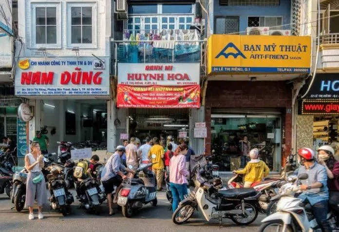 Quán lúc nào cũng đông nghịt người xếp hàng (nguồn: Internet)
