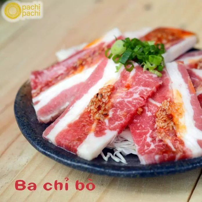 Những miếng ba chỉ bò hấp dẫn, được tẳm ướp đậm vị (nguồn: Fanpage Pachi Pachi)