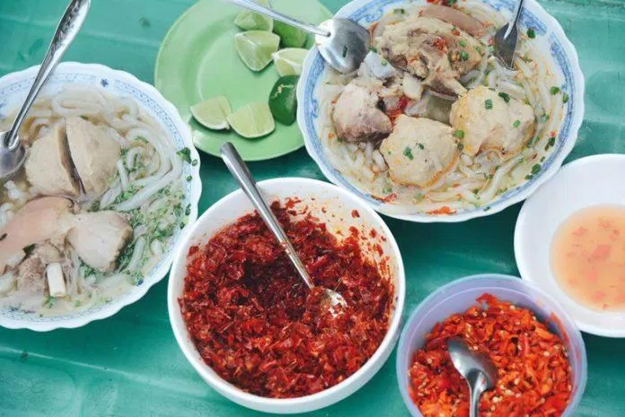 Gia vị ăn kèm bánh canh bò viên của quán cũng vô cùng bắt mắt (nguồn: Internet)