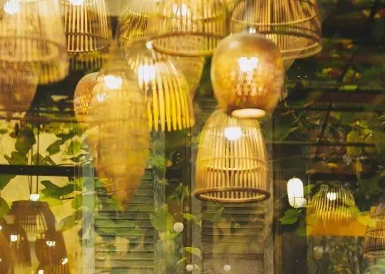 Không gian quán vô cùng ấm cúng dưới ánh đèn vàng nhẹ (nguồn: Fanpage Quán Bụi Group)