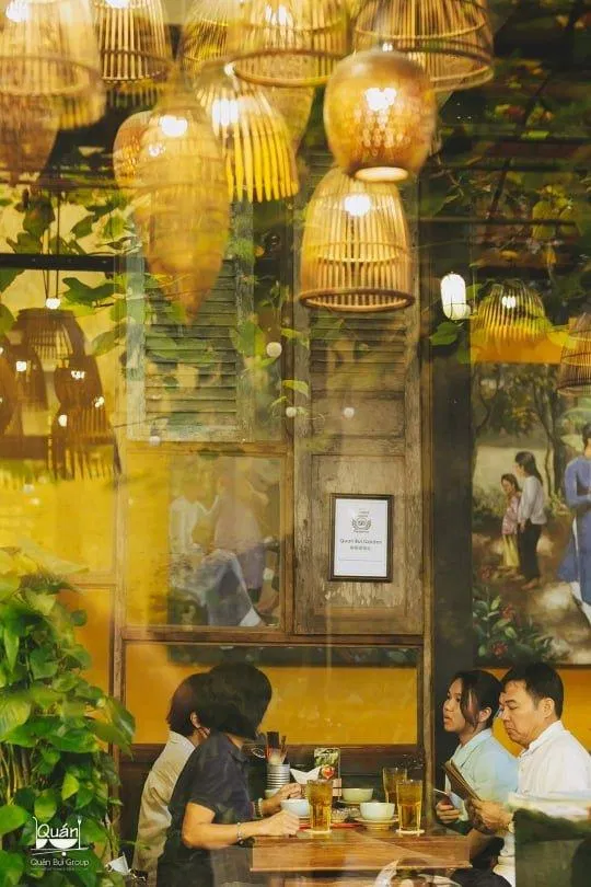 Không gian quán vô cùng ấm cúng dưới ánh đèn vàng nhẹ (nguồn: Fanpage Quán Bụi Group)