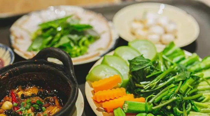 Các món rau, củ luộc giản dị, dân dã (nguồn: Fanpage Quán Bụi Group)