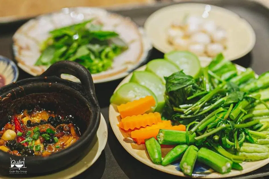 Các món rau, củ luộc giản dị, dân dã (nguồn: Fanpage Quán Bụi Group)