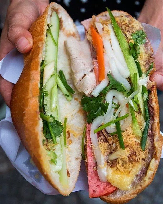 Ổ bánh mì thơm ngon, giòn dụm, topping đầy đặn tại tiệm bánh mì Huỳnh Hoa (nguồn: Internet)