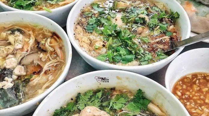 Thưởng thức bát súp cua nóng hổi đậm đà, kèm thêm óc heo béo ngậy, ăn đã cái nư (nguồn: Riviu.vn)