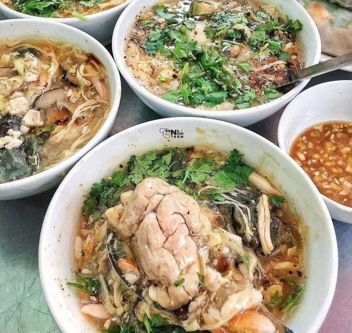 Thưởng thức bát súp cua nóng hổi đậm đà, kèm thêm óc heo béo ngậy, ăn đã cái nư (nguồn: Riviu.vn)