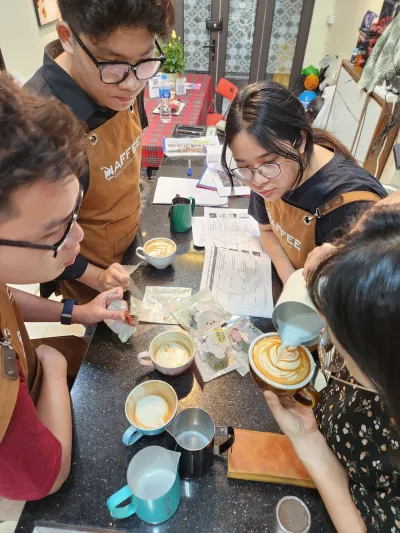 Học viên được thực hành đổ hình latte art ngay từ 1 - 2 buổi đầu tiên.