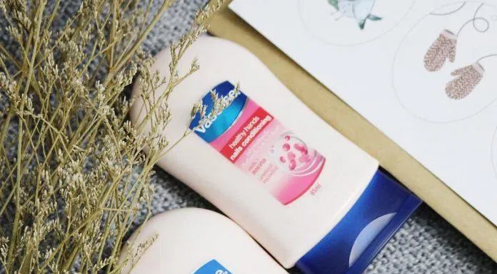 Sản phẩm dưỡng da tay và móng Vaseline Intensive Care (ảnh: internet)