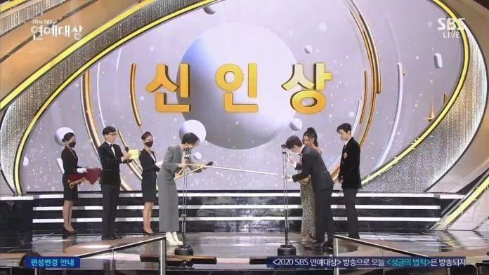 Chiếc gậy gắp cúp "công kềnh" được chuẩn bị bởi ban tổ chức SBS Entertainment Award 2020 (Nguồn: Internet)