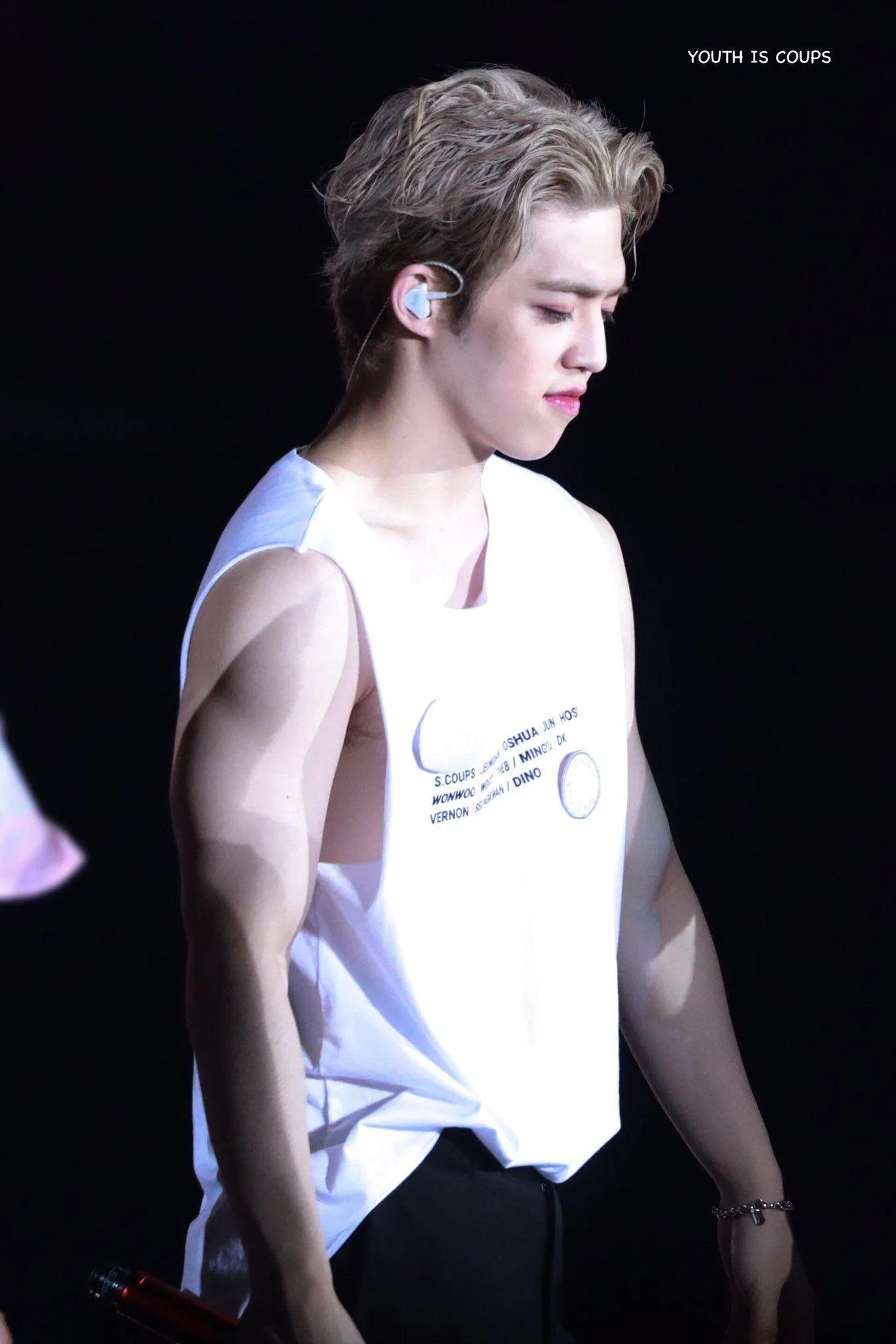 Cánh tay khiến các chị em "rớt hết liêm sỉ" (Nguồn: internet)