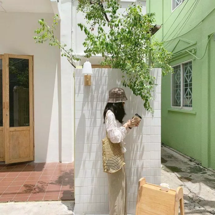 Một góc tường được các bạn check-in rất nhiều khi tới quán (ảnh: Instagram @seesaw.coffee)