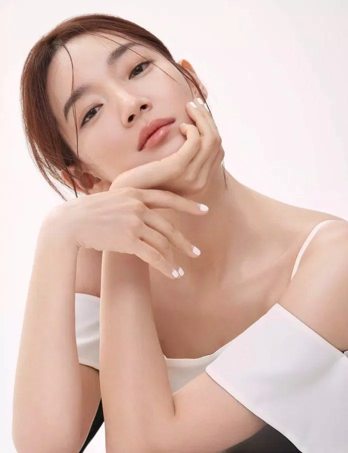 Diễn viên Shin Min Ah lên bìa tạp chí Bazaar Korea với danh phận là đại sứ Chanel Beauty (ảnh: internet)