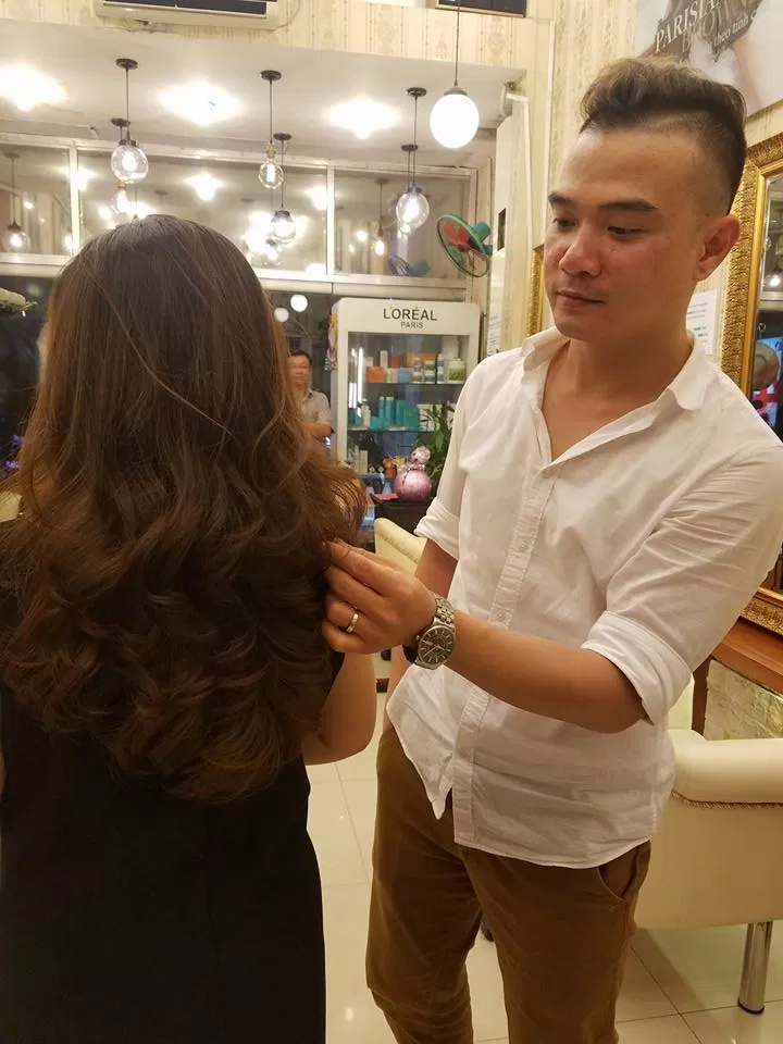 Kiểu tóc uốn , nhuộm màu trầm chuẩn gái xin Hàn. (Nguồn: Star Hair Salon)