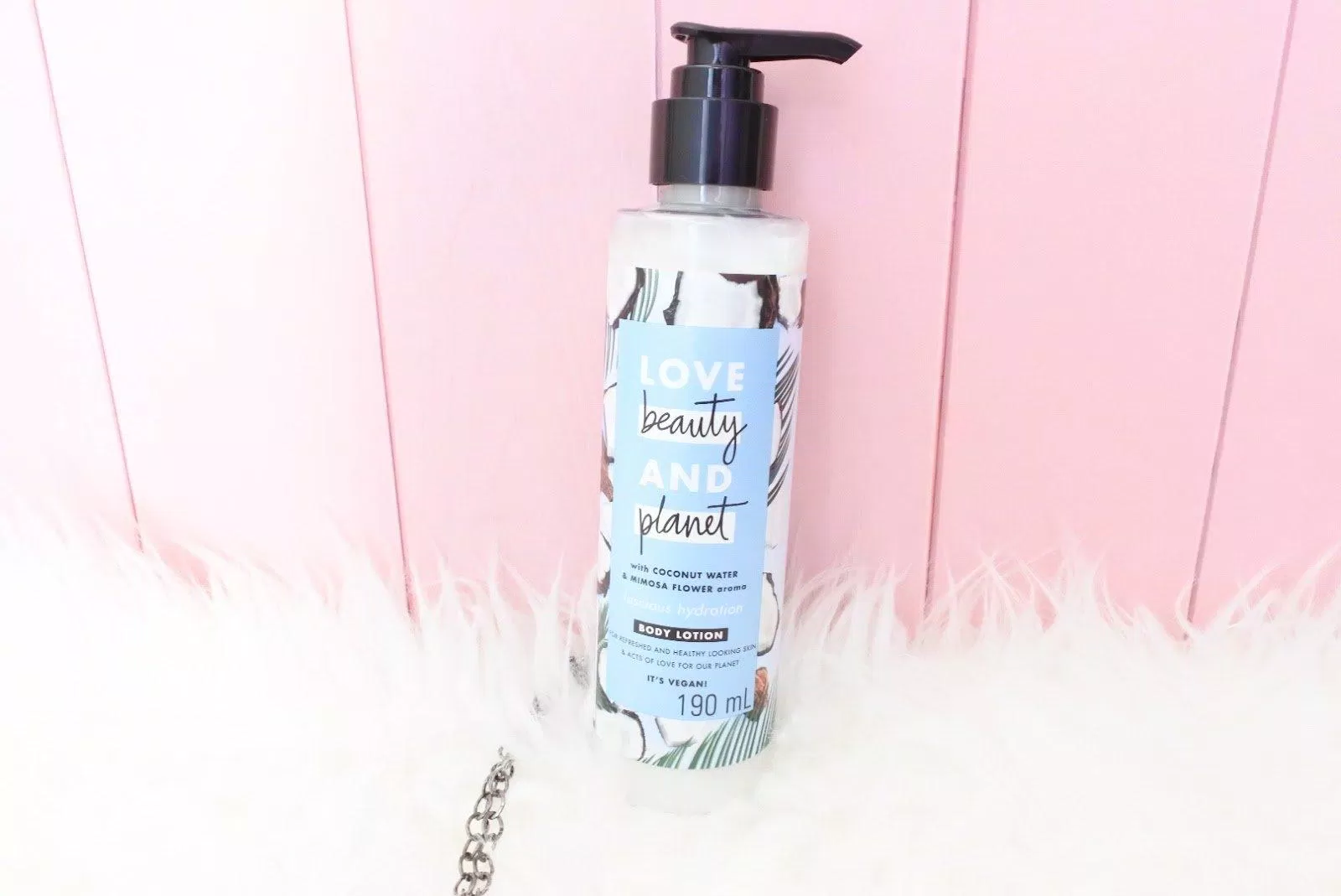 Sữa dưỡng thể Love Beauty and Planet Luscious Hydration có tác dụng cấp nước nhanh chóng cho da khô (Nguồn: Internet).