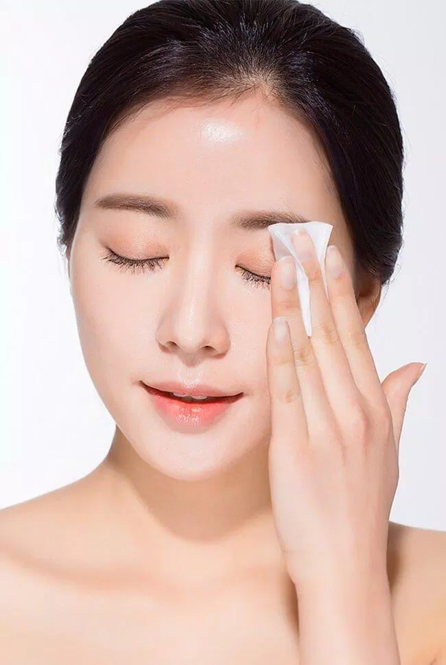Các bạn đừng bỏ qua bước tẩy trang trong chu trình skincare của mình nha. (nguồn: Internet)