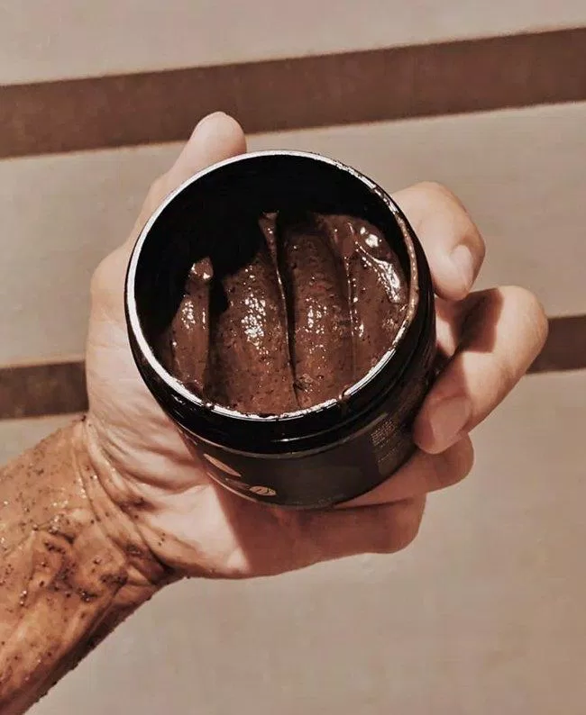 Tẩy tế bào chết khá đặc nhưng lại dễ dàng massage (Nguồn: Internet)