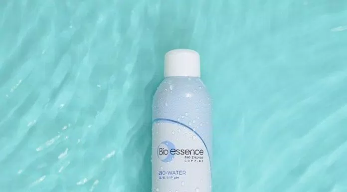 Mặt trước nước xịt khoáng Bio Essence Bio Water ghi tên thương hiệu, công dụng bằng tiếng anh ( Nguồn: internet)