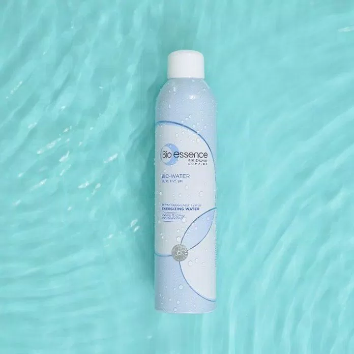 Mặt trước nước xịt khoáng Bio Essence Bio Water ghi tên thương hiệu, công dụng bằng tiếng anh ( Nguồn: internet)