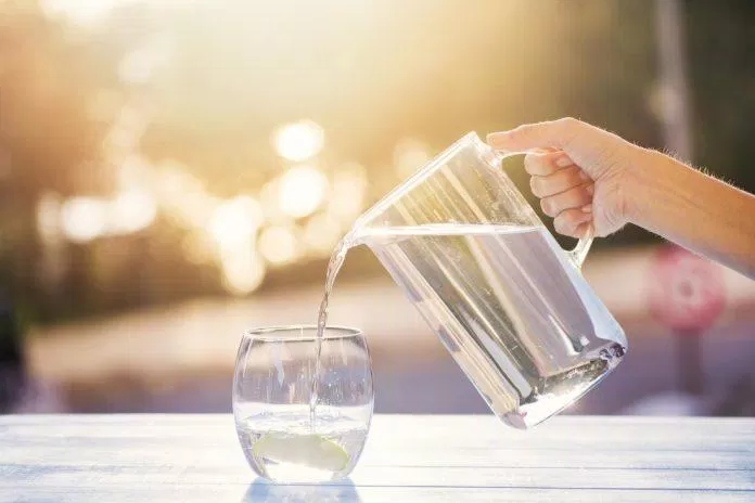 Uống nước đủ mỗi ngày để làn da được cung cấp đủ ẩm (Nguồn: Internet).