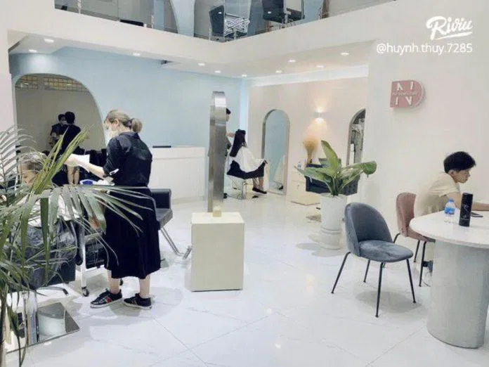9 salon làm tóc cực đẹp ở Sài Gòn không phải ai cũng biết A Vòong Hair Salon Academy dạy nâng cao cho thợ chính và chủ salon địa chỉ làm đẹp gácmini hair bar viet nam hồ anh beauty salon lala hair shop Sài Gòn salon salon cắt tóc đẹp salon làm tóc salon làm tóc đẹp Salon May Luu salon nhuộm tóc đẹp Salon Soobin 수빈 한국식 salon uốn tóc đẹp Salon uy tín Samie Hair Color Salon and Studio thay đổi mái tóc The New s Hair Salon top mỹ phẩm YulMura Hair Salon