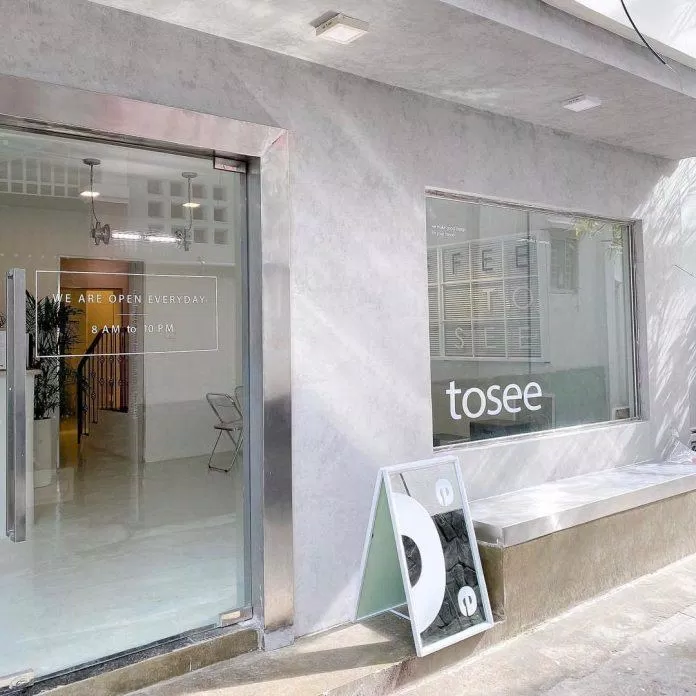 Không gian ngay trước quán vô cùng bắt mắt và được nhiều bạn trẻ check-in (ảnh: Instagram @tosee.coffee)