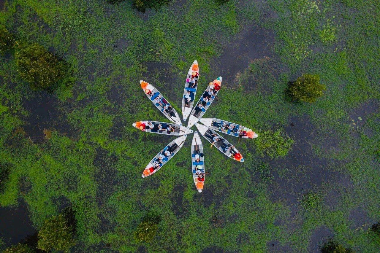 Phương tiện tham quan rừng tràm là xuồng ghe (Nguồn: Internet)