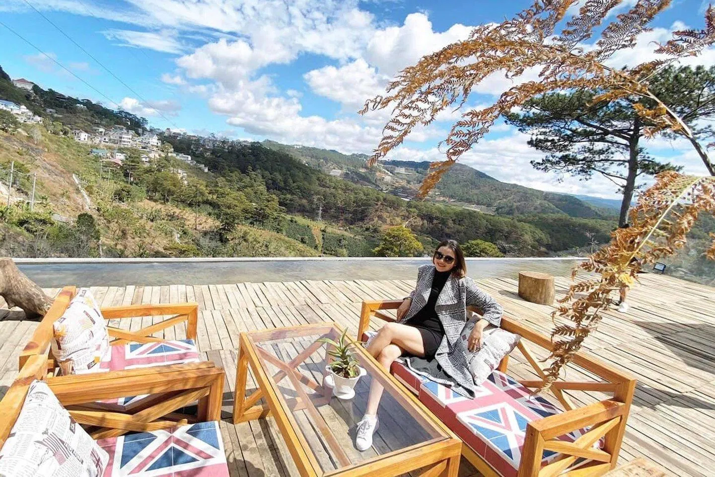 Quán có ánh sáng tự nhiên và view mây trời (Nguồn: Internet)