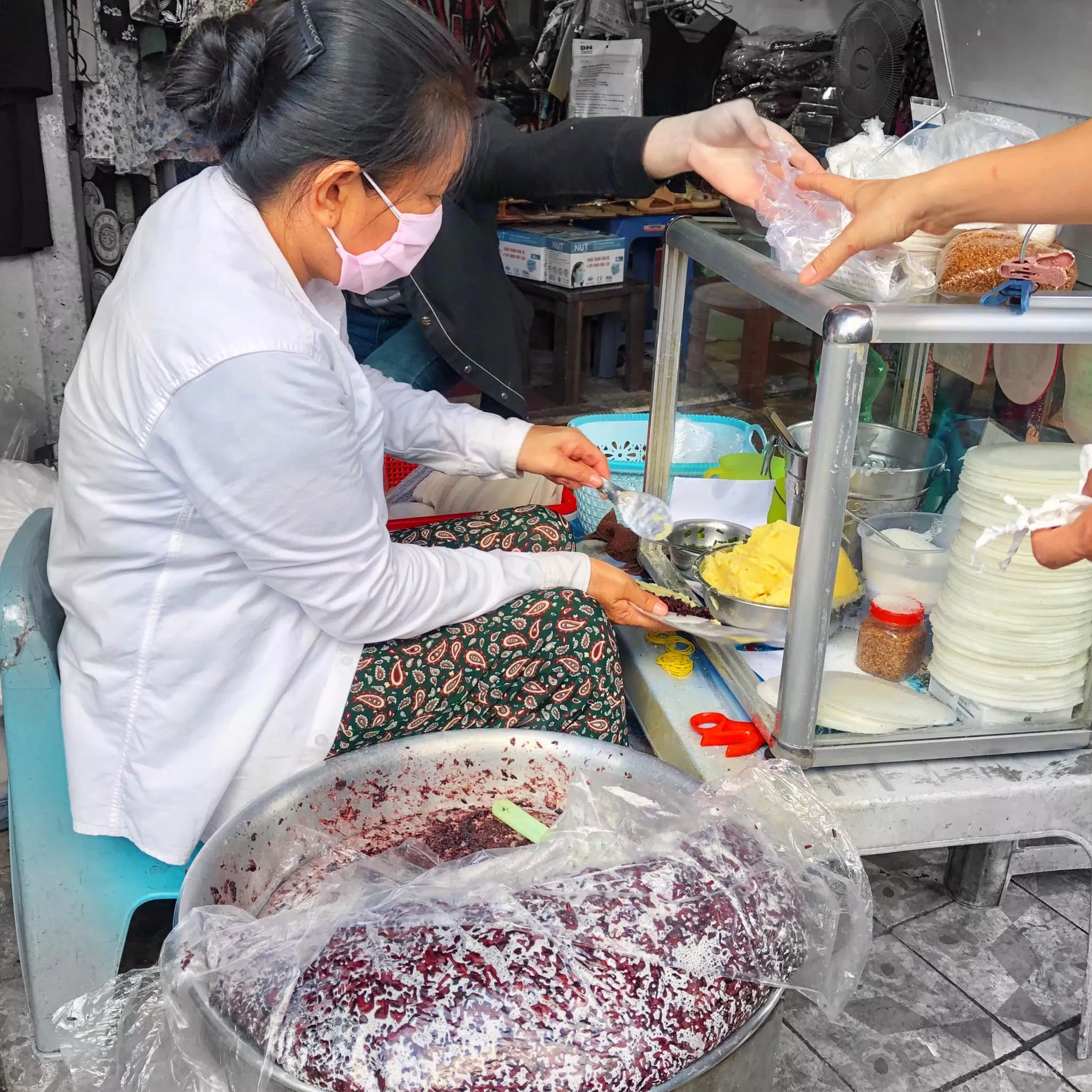 Quán xôi nếp than cô Thủy trong chợ Nguyễn Văn Trỗi (Ảnh:Internet).