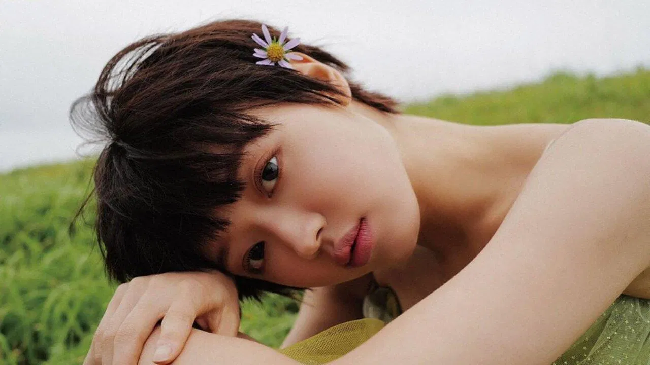 “Diver” — YooA (Oh My Girl) (ảnh: internet)