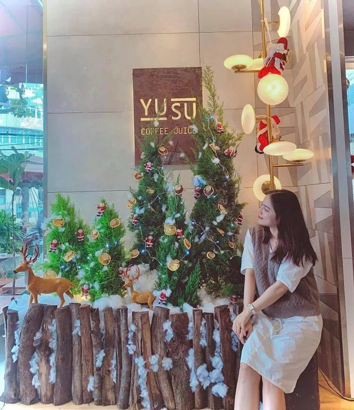 Khách hàng thoải mái sóng ảo tại Yusu Coffee & Juice. (Ảnh: Fanpage Facebook Yusu Coffee & Juice)