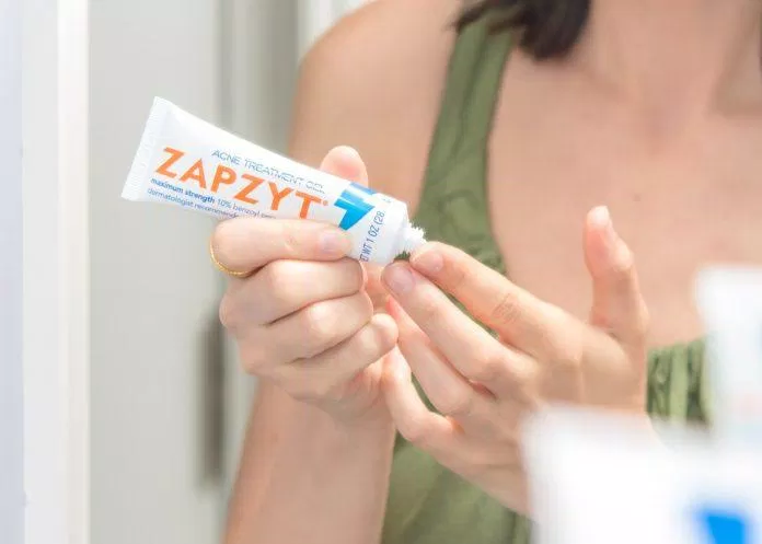 Lấy một lượng kem trị mụn Zapzyt Acne Gel bằng hạt đậu thoa vào vùng da bị mụn ( Nguồn: internet)