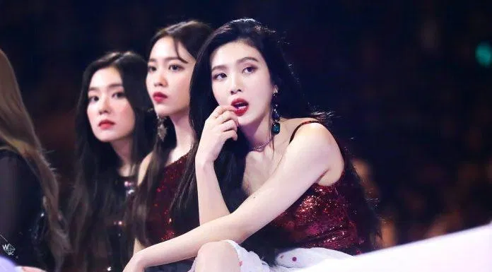 Váy 2 dây màu đỏ của Joy (Red Velvet). (Nguồn: Internet)