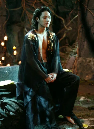 Tạo hình của Lee Soo Hyuk với vai Gwi - chàng ma cà rồng quyến rũ trong Thư Sinh Bóng Đêm. (Nguồn: Internet)