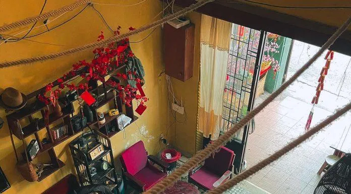 Không gian quán bao gồm tầng trệt, tầng lửng và sân thượng, tuy nhỏ nhưng xinh lắm. Đây đúng là nơi lý tưởng cho các bạn thích phong cách retro (Ảnh: Internet).