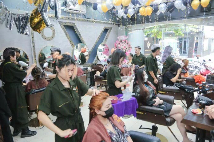 Mặt dù luôn đông khách nhưng không gian khá thoải mái, có cả quầy nước miễn phí cho khách nữa.