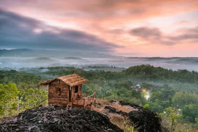 Ngôi nhà lẻ loi giữa vùng rừng núi - cũng là một bức ảnh lọt top 50 của năm 2019 (Ảnh: Internet). Ngôi nhà lẻ loi giữa vùng rừng núi - cũng là một bức ảnh lọt top 50 của năm 2019 (Ảnh: Internet).