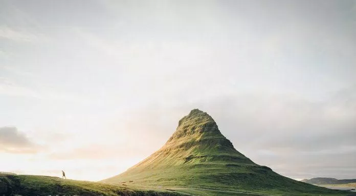 Ảnh chụp tại núi Kirkjufell, Iceland (Ảnh: Internet).
