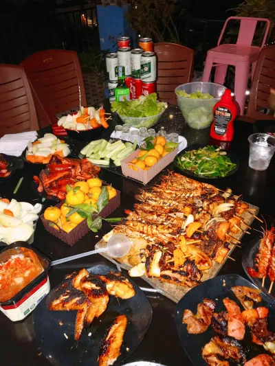 Bọn mình tự chuẩn bị đồ làm đồ nướng (Nguồn: BlogAnChoi).