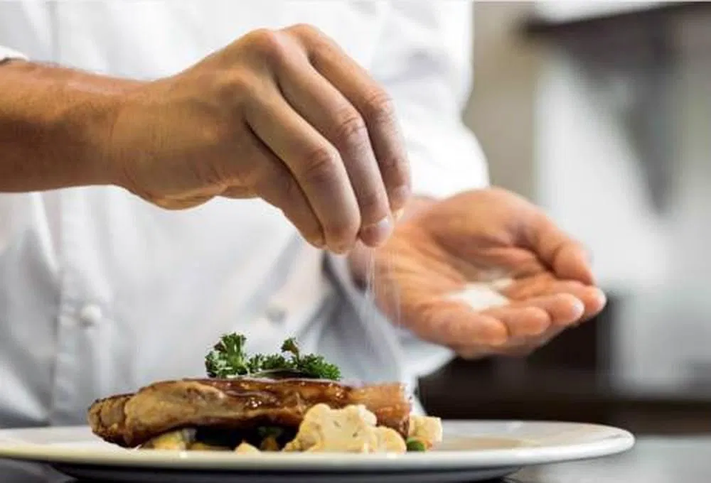 Thói quen ăn mặn gây nhiều tác hại đối với sức khỏe (Nguồn: Internet). Thói quen ăn mặn gây nhiều tác hại đối với sức khỏe (Nguồn: Internet).