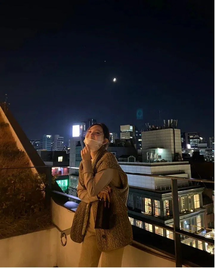 Nayeon Twice diện một chiếc áo gile len phối cùng áo thun tay dài tạo cảm giác ấm áp, nhẹ nhàng. (Ảnh: Internet)