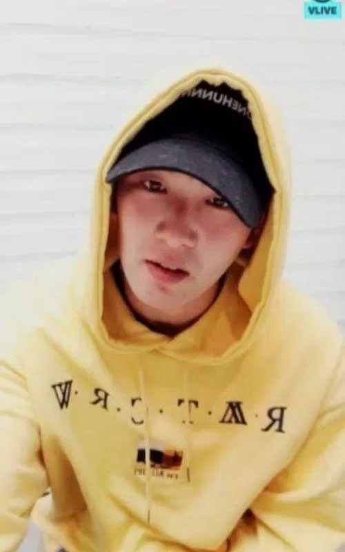 Baekho đã chia sẻ câu chuyện tử tế này của V trong buổi phát sóng trực tiếp của mình (Ảnh: Vlive)