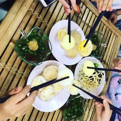 Bánh căn cùng nước chấm đậm vị (Ảnh: BlogAnChoi)