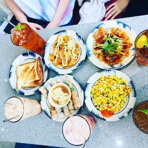 Bánh tráng giòn rụm hòa cùng nước sốt (Ảnh: BlogAnChoi)