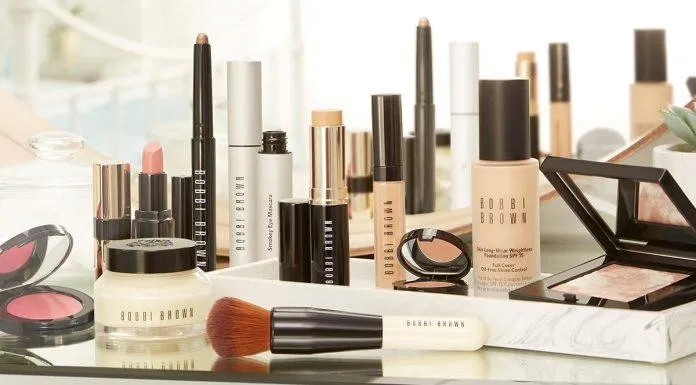 Bật mí 6 thỏi son dưỡng được các nam idol Kpop ưa chuộng nhất Blistex Blistex Mint Lip Balm Bobbi Brown Bobbi Brown Extra Tint Lip Balm BTS Camphor Carmex Carmex Classic Lip Balm Castor Oil Cocoa Seed Butter Dầu khoáng Polyisobutene dầu olive Fresh Fresh Sugar Rose Lip Treatment KPOP Lanolin lip balm NCT Nive Fruity Shine Nivea Flavor Lip oxybenzone Ricinus Communis Salicylic Acid sáp ong Seventeen son dưỡng son dưỡng môi nam idol Son dưỡng Nivea Tinh dầu Jojoba