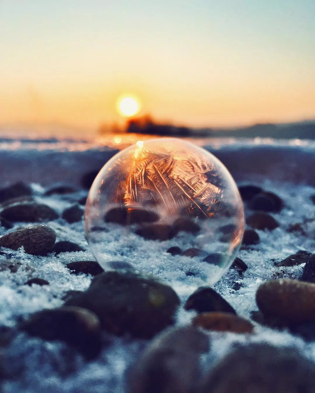 Bong bóng tuyết dưới ánh hoàng hôn càng thêm ảo diệu. (Ảnh: Internet) Bong bóng tuyết dưới ánh hoàng hôn càng thêm ảo diệu. (Ảnh: Internet)