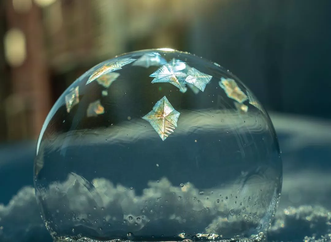 Điểm thú vị là bong bóng xà phòng có thể tạo ra màu cầu vồng bảy sắc, kết hợp với tinh thể băng đẹp ảo diệu. (Ảnh: Internet) Điểm thú vị là bong bóng xà phòng có thể tạo ra màu cầu vồng bảy sắc, kết hợp với tinh thể băng đẹp ảo diệu. (Ảnh: Internet)