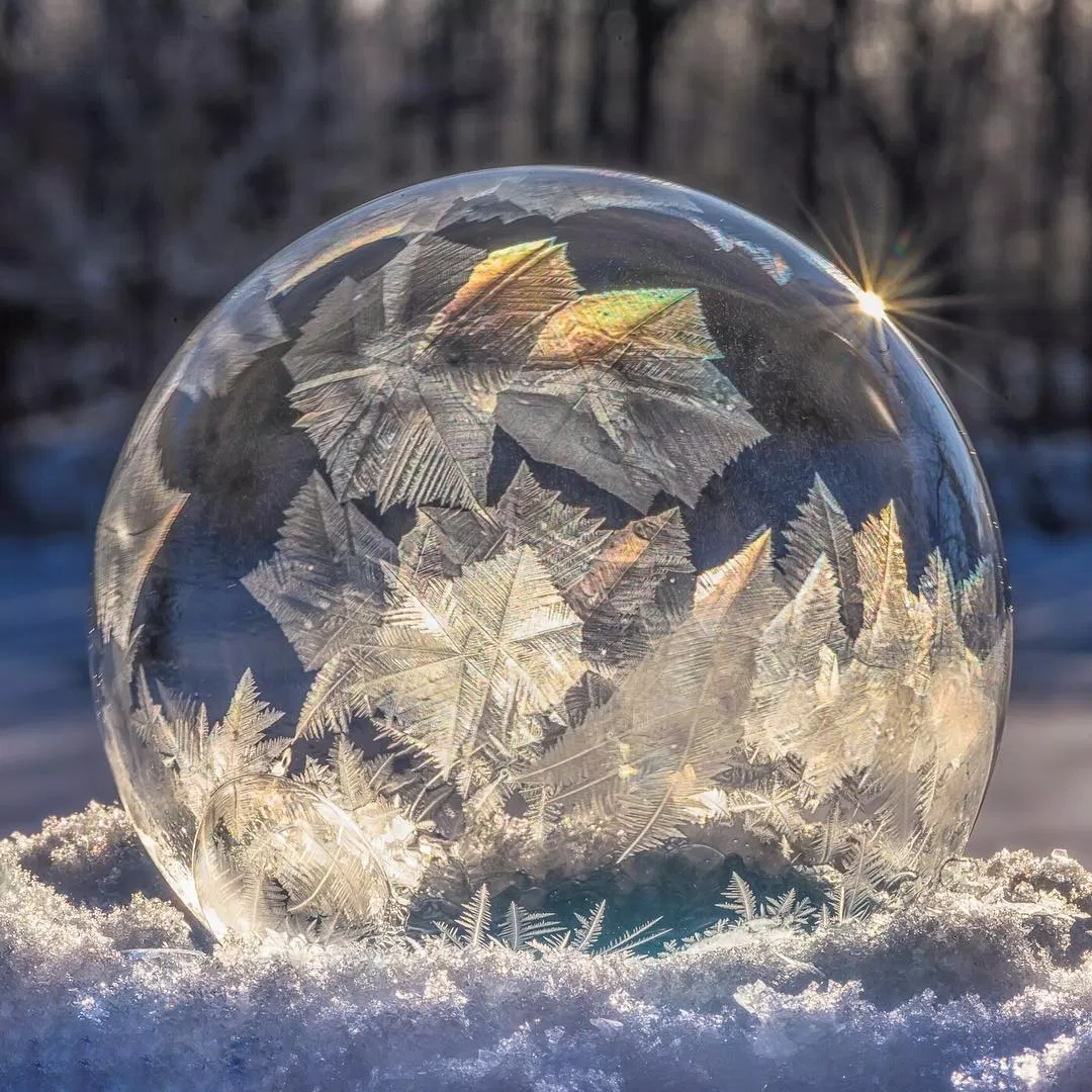 Quả cầu băng lấp lánh dưới nắng. (Ảnh: Internet) Quả cầu băng lấp lánh dưới nắng. (Ảnh: Internet)